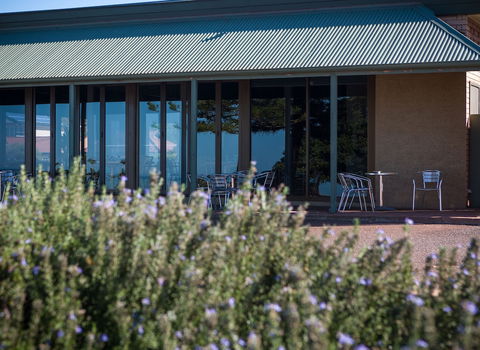 Foreshore Motor Inn - Accommodation Main Beach 0