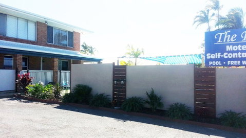 Rover Holiday Units - Accommodation Main Beach 2