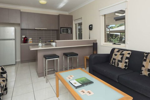 Emerald Inn - Accommodation Main Beach 5
