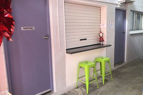 Reef Backpackers - Accommodation Main Beach 4