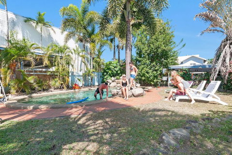 Reef Backpackers - Accommodation Main Beach 1