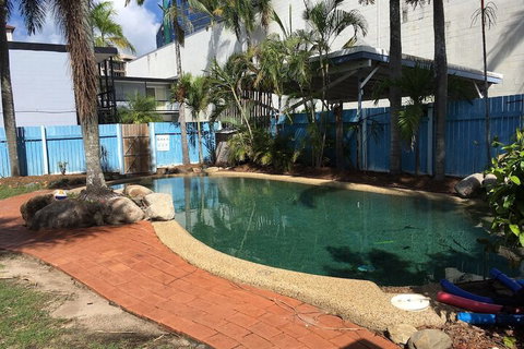 Reef Backpackers - Accommodation Main Beach 3