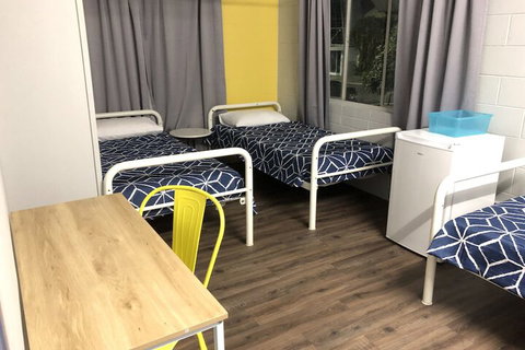 Reef Backpackers - Accommodation Main Beach 7