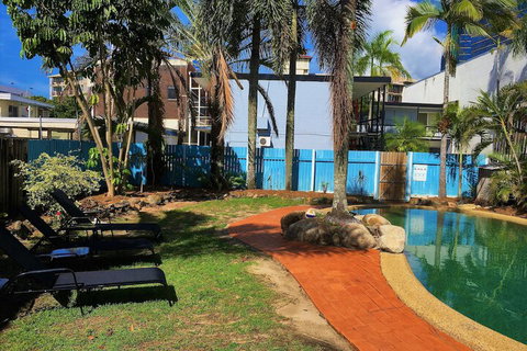 Reef Backpackers - Accommodation Main Beach 2