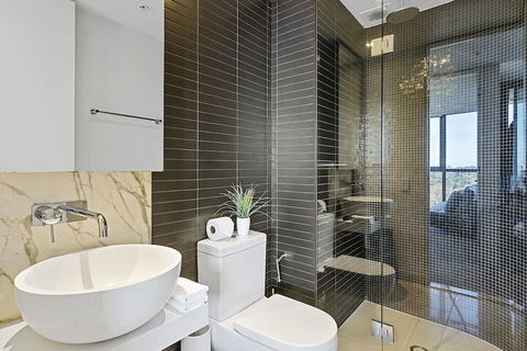 LAURENT Views Of MCG & Yarra River + Fed Square - Accommodation Main Beach 5