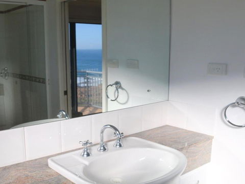 Ocean Views 4 Ocean Street Air Conditioned Luxury With Beautiful Ocean Views - Accommodation Main Beach 6