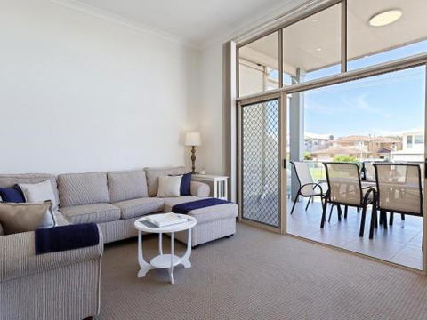 Walk On Birubi 1 / 40 Ocean Ave Pet Friendly WIFI Boat Parking & Water Views - Accommodation Main Beach 6