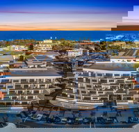 Arise Hedge - Accommodation Main Beach