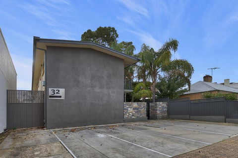 Former Dress Circle Nth Adelaide Apt With Aircon - Accommodation Main Beach 0