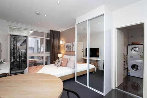 Former Dress Circle Nth Adelaide Apt With Aircon - Accommodation Main Beach 6