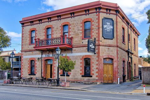 Former Dress Circle Nth Adelaide Apt With Aircon - Accommodation Main Beach 1