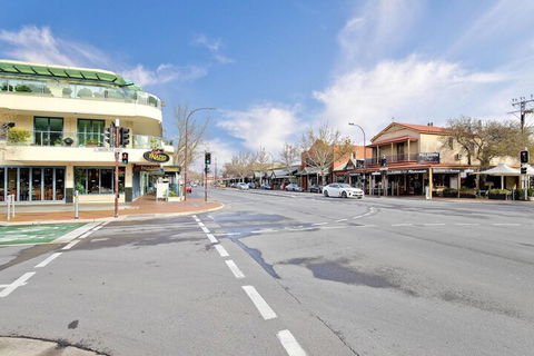 Former Dress Circle Nth Adelaide Apt With Aircon - Accommodation Main Beach 4