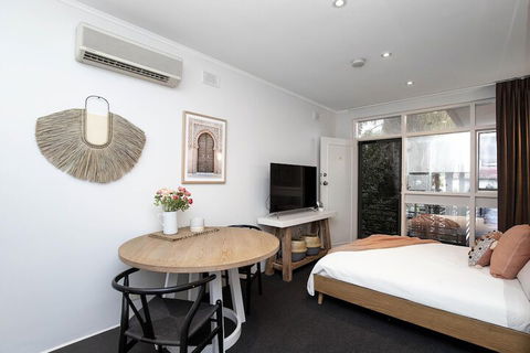 Former Dress Circle Nth Adelaide Apt With Aircon - Accommodation Main Beach 5
