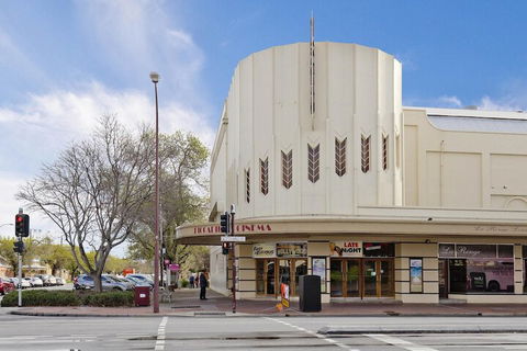 Former Dress Circle Nth Adelaide Apt With Aircon - Accommodation Main Beach 2