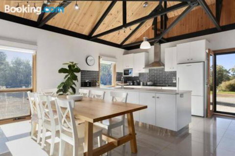 Mosss Place - Accommodation Main Beach 6