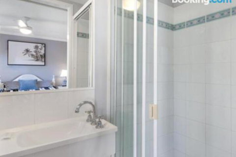 Unit 3 Emerald Shores Shipping Lane Views! - Accommodation Main Beach 5