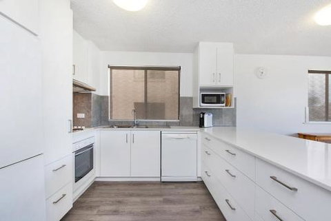 Kings Beach Ocean Front Views Private Balcony Overlooking Kings Beach - Accommodation Main Beach 2