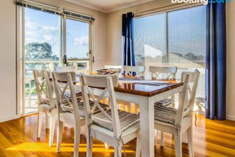 At The Beach - Accommodation Main Beach 3