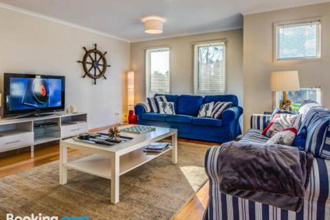 At The Beach - Accommodation Main Beach 5