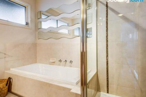 At The Beach - Accommodation Main Beach 6