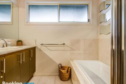 At The Beach - Accommodation Main Beach 4