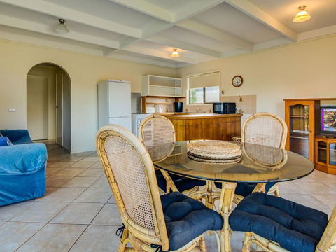 Cuttriss By The Beach - Accommodation Main Beach 5