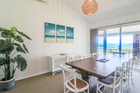 Oceanview BeachHouse - Accommodation Main Beach 4