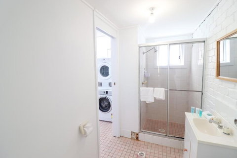 Oceanview BeachHouse - Accommodation Main Beach 3