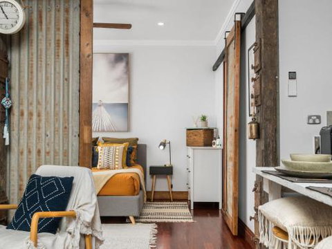 Black Beauty Studio - Accommodation Main Beach 0