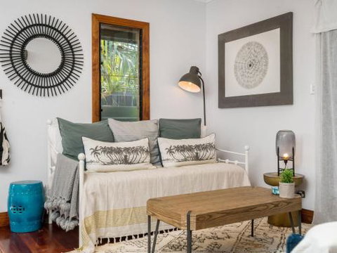 Black Beauty Studio - Accommodation Main Beach 3