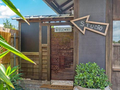 Black Beauty Studio - Accommodation Main Beach 5