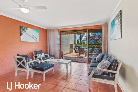 Amazing Waterfront Location Pool Beach Water Views Tropical Gardens - Accommodation Main Beach 3