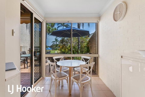 Amazing Waterfront Location Pool Beach Water Views Tropical Gardens - Accommodation Main Beach 5