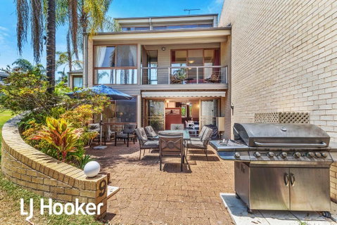Amazing Waterfront Location Pool Beach Water Views Tropical Gardens - Accommodation Main Beach 2