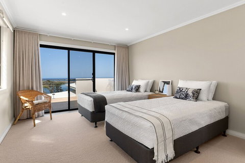 Shawhaven - Accommodation Main Beach 4