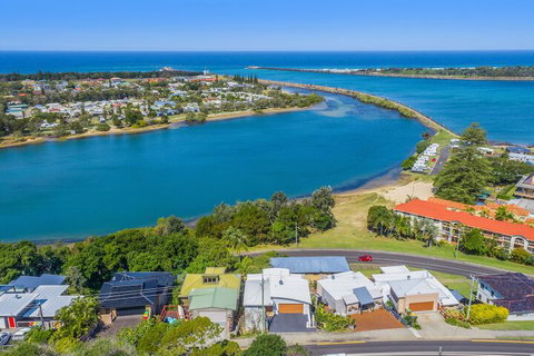 Shawhaven - Accommodation Main Beach 1