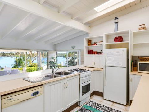 On Golden Ponds At Erowal Bay 4pm Check Out Sundays - Accommodation Main Beach 4