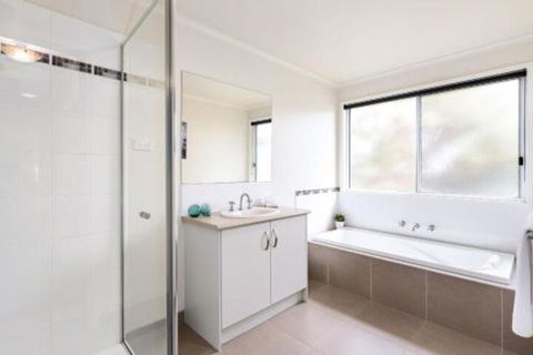 Highbury By The Bay - Accommodation Main Beach 5