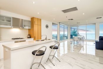 Penthouse Liberty Towers - Accommodation Main Beach 3