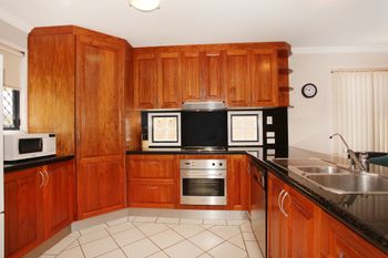 Oomoo 27a - Accommodation Main Beach 4