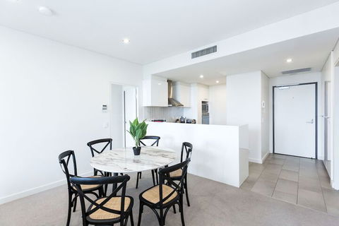 Trendy Self Contained City Apartment - Accommodation Main Beach 4