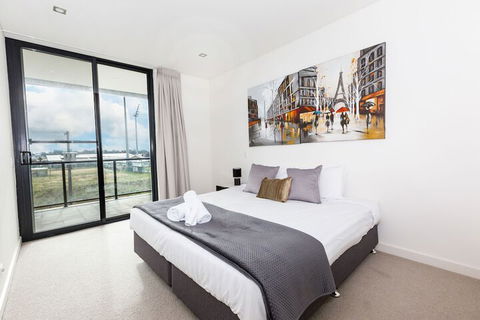 Trendy Self Contained City Apartment - Accommodation Main Beach 6