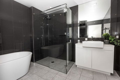 Trendy Self Contained City Apartment - Accommodation Main Beach 5