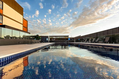 Trendy Self Contained City Apartment - Accommodation Main Beach 3