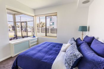 Serene Marinafront 3BR Retreat - Accommodation Main Beach 1