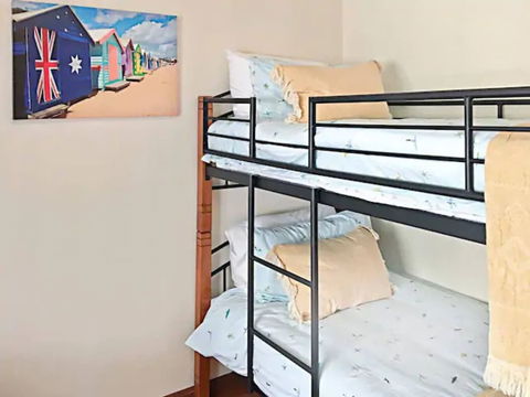 Sun, Beach, Shops, Wifi, Netflix - Accommodation Main Beach 5