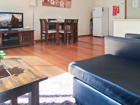 Sun, Beach, Shops, Wifi, Netflix - Accommodation Main Beach 6