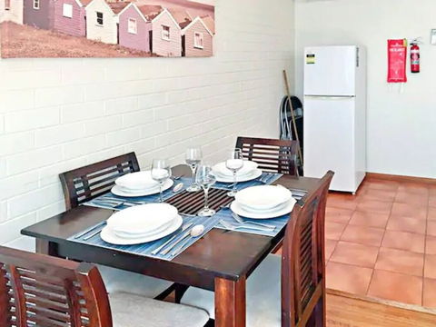 Sun, Beach, Shops, Wifi, Netflix - Accommodation Main Beach 4