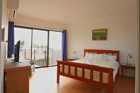Break Point - Accommodation Main Beach 4