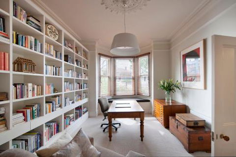 Library House - Accommodation Main Beach 4